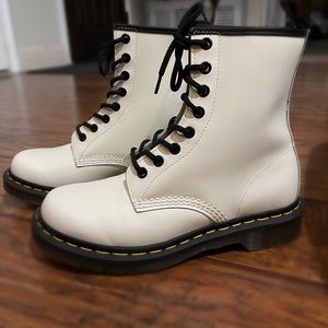 Dr Martens 1460 Women’s Smooth Leather Lace up Boot size 7